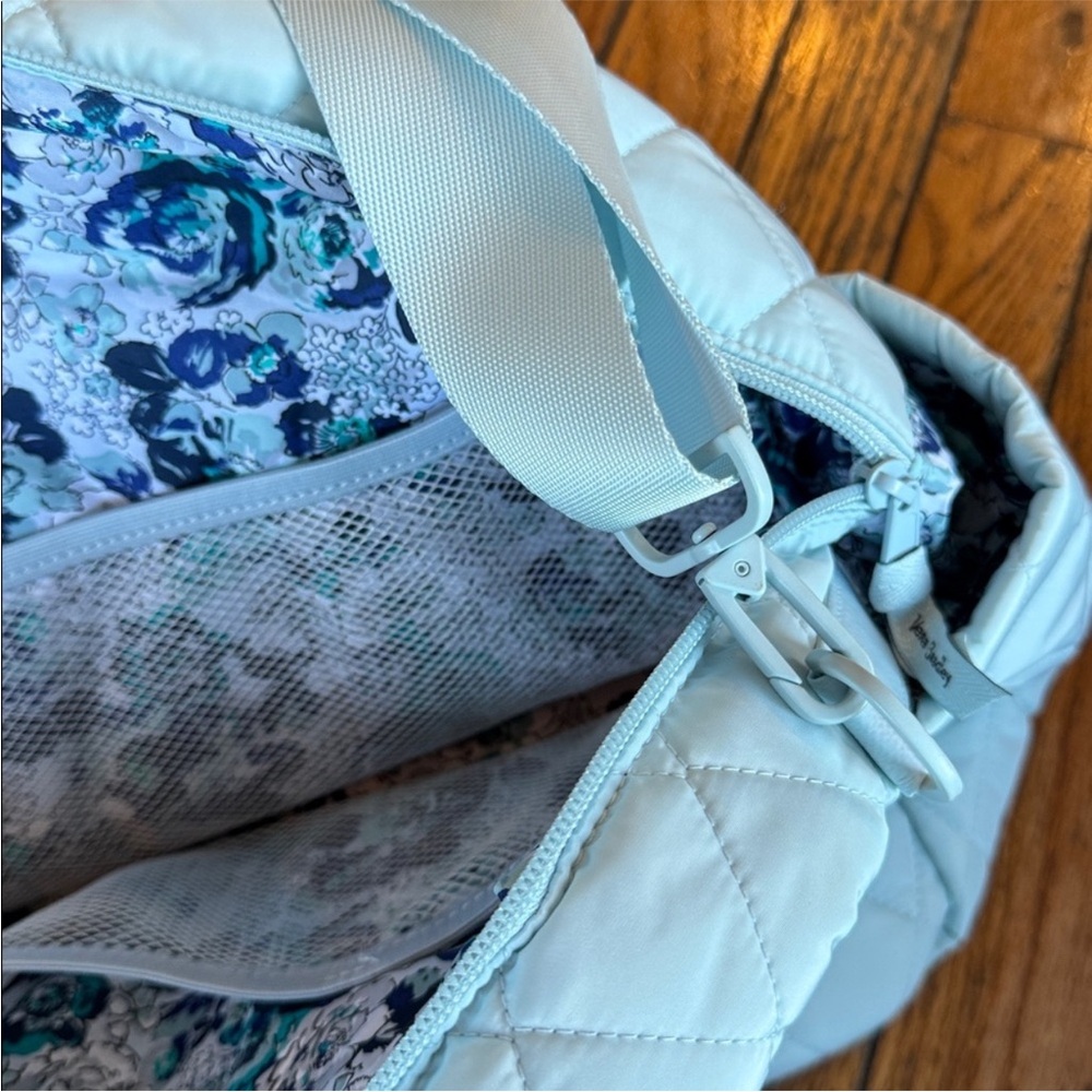 🌸 Vera Bradley Ultralight Medium Traveler Bag. “Sea Salt Blue”. NWT - Picture 9 of 10